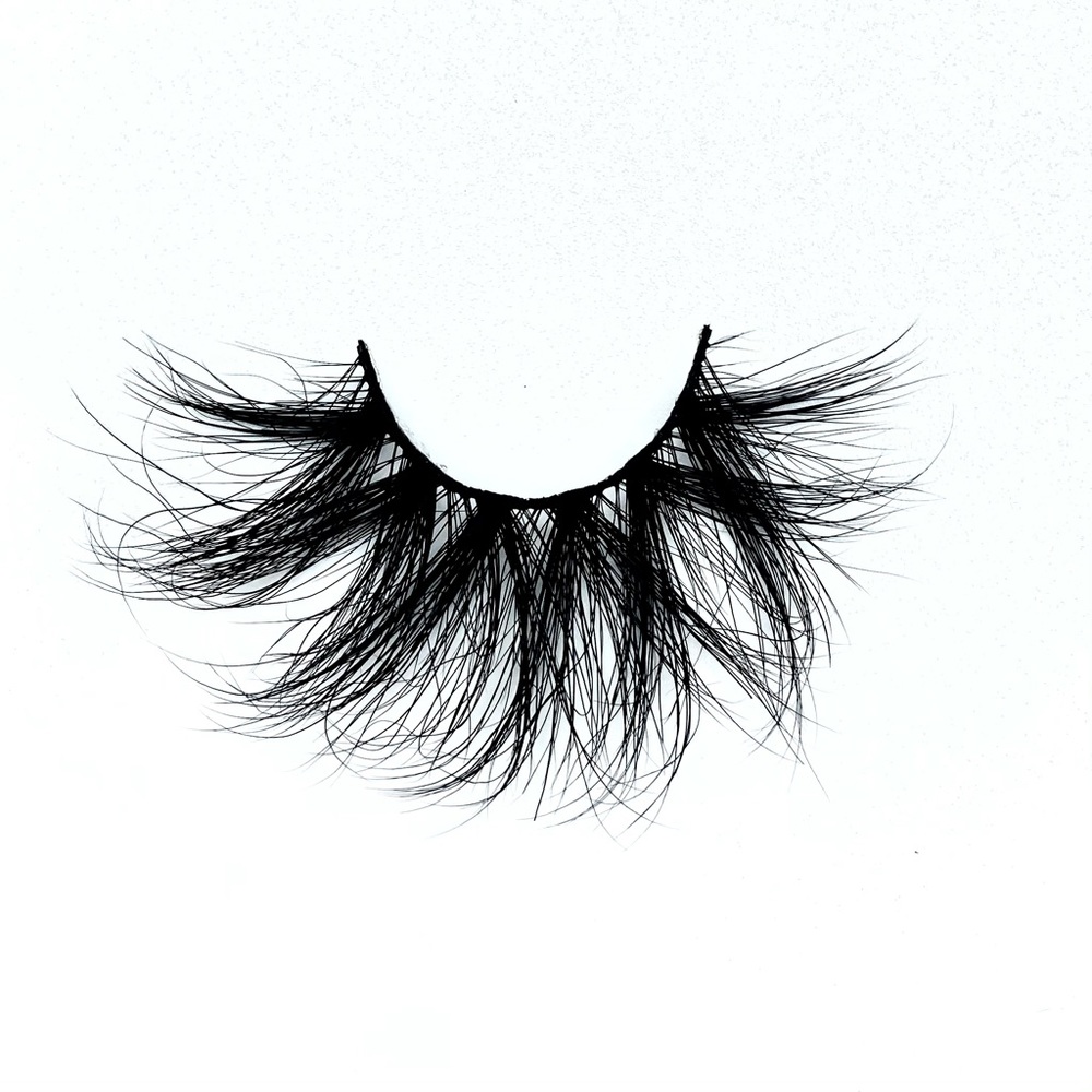 #Cucú, criss crossed and super full and long lash